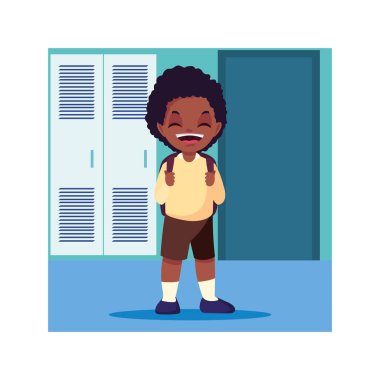 Okul koridorunda dolapları olan öğrenci çocuk, okula geri dönüyor.