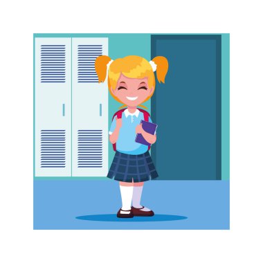 Okul koridorunda dolapları olan kız öğrenci, okula geri dönüyor.