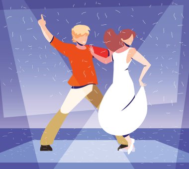 Gece kulübünde, müzikte ve gece hayatında dans eden iki kişi.