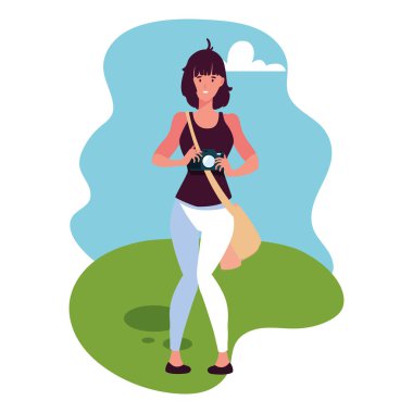 Kadın arka plan manzaralı fotoğraf çekiyor.