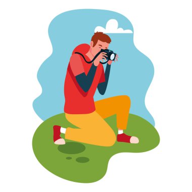 Adam arka plan manzaralı fotoğraf çekiyor.