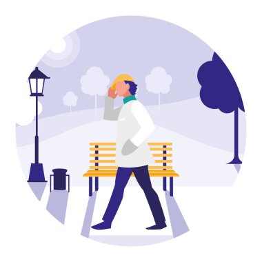 Adam şehirde parkta yürüyor.