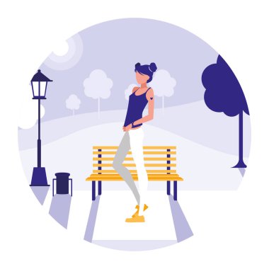 Şehirde parkta yürüyen bir kadın.