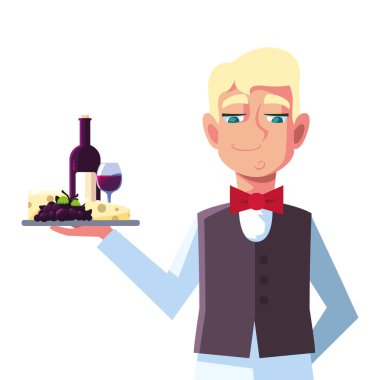 Garson adam elinde tepsiyle beyaz arka planda şarap tutuyor.