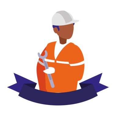 Beyaz arka planda ekipmanı olan üniformalı bir teknisyen.