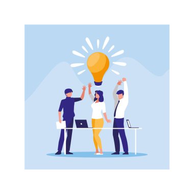 İş adamları bir proje üzerinde çalışıyor, beyin fırtınası yapıyorlar.