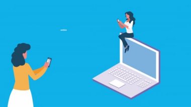 Dizüstü bilgisayar kullanan kız öğrencilerle çevrimiçi eğitim