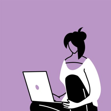 Kadın ofis çalışanı bilgisayar üzerinde çalışıyor.