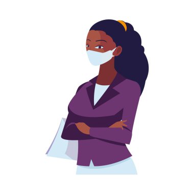 Yüz maskesi takan sanayi işçisi kadın