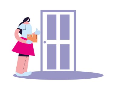 Maskeli kadın, eldivenler, kapıya teslim edilecek paket.