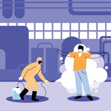 Takım elbiseli adam endüstrideki insanları dezenfekte ediyor.