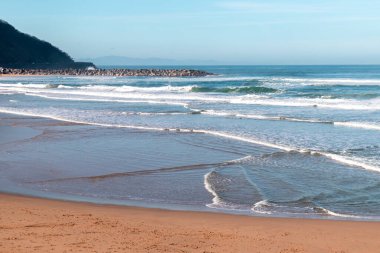Donostia, San Sebastian, İspanya 'da güneşli bir günde dalgalar