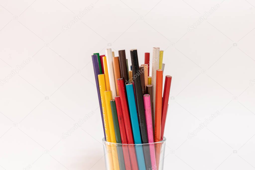 Colored pencils in a glass jar to to draw pictures with children in times of quarantine