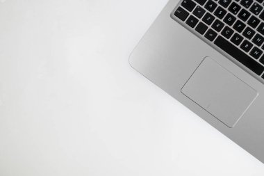 Düz beyaz arka planda dizüstü bilgisayar, hayranlık uyandırıcı ve e-ticaret