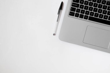 Düz dizüstü bilgisayar, karantina zamanında evde yönetim.