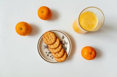 Akdeniz usulü kahvaltı portakal suyu, bisküvi ve mandalina. Üst görünüm, alanı kopyala
