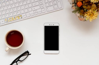 Evden işe giderken, karantinadayken kapalı alanda çalışırken, akıllı telefonları taklit ederek.