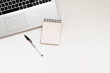 Bilgisayarla ve malzemelerle evden işe giderken beyaz ofis masası. Fotokopi alanı olan düz bir yer. Üst görünüm