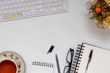 Evden işe giderken bilgisayar ve ofis malzemeleriyle modern ev ofisinin en üst görüntüsü. Kopyalama alanı olan düz bir perspektif