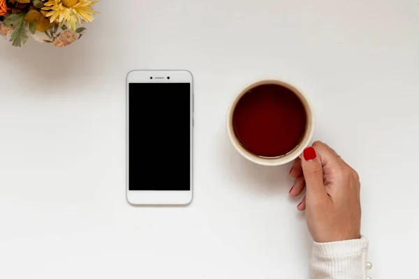 Mão Menina Com Café Smartphone Perfeito Para Simular Espaço Branco — Fotografia de Stock