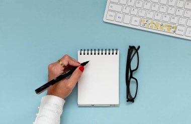 Bir not defterindeki kız el yazısı: bir şirket çalışma alanının yöneticisi meşgul. Düz yat, boşluğu kopyala