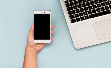 İş adamı iş yerinde telefonda sohbet ediyor. Model için dümdüz yatıyordu, tepeden tırnağa.