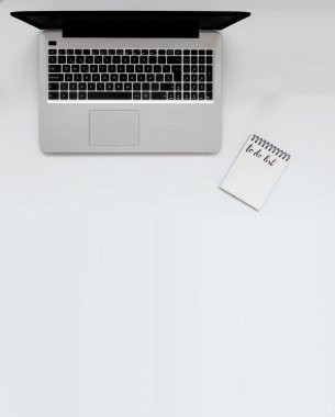Laptop ve yapılacaklar listesi ile dikey yerleşim. Küçük işletme profesyonel çalışma alanı. Flay kopyalama alanı ile perspektif yatır
