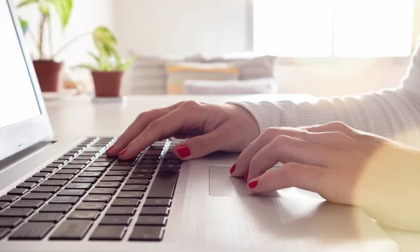 Mujer Negocios Mecanografía Ordenador Portátil Teletrabajo Trabajo Remoto Casa Freelancer — Foto de Stock