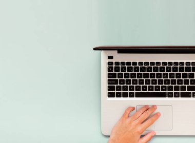 Çalışkan profesyonel işadamı, tasarım veya metin için kopyalama alanı olan düz bir çalışma alanı