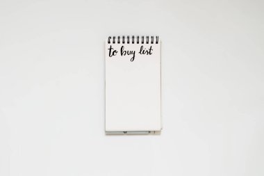 Not defterine yazılmış listeyi satın almak için, müşteri ne alacağına ve ne alacağına karar veriyor