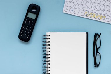 Girişimci ve serbest çalışan bir ofis, hem de evden işe giderken. Boşluk düzleştirme bileşimini kopyala