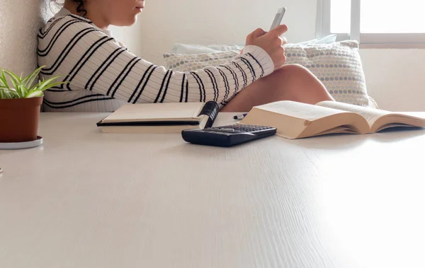 Estudante Cansado Casa Escola Distraído Com Telefone Com Espaço Cópia Imagem De Stock