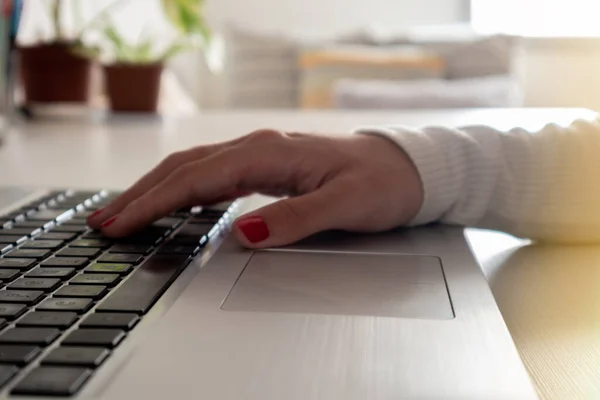 Fechar Mão Menina Deitada Laptop Escritório — Fotografia de Stock