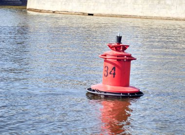Nehirde kırmızı şamandıra, nehirde trafik güvenliğinin işareti.