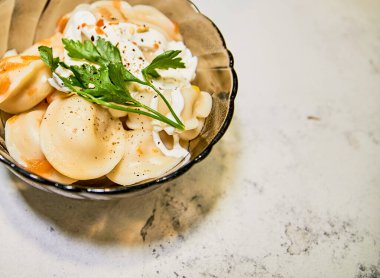 Sos ve biberli ev yapımı hamur tatlısı.