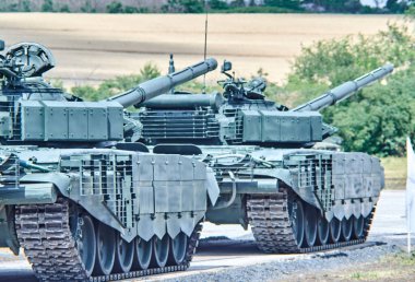 Zırhlı araç konvoyu eğitim alanında ilerliyor.