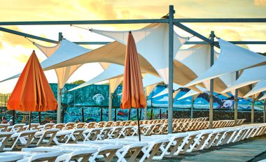 Boş sahil, turistler olmadan güneşlenmek, tatilciler olmadan, mevsim olmadan