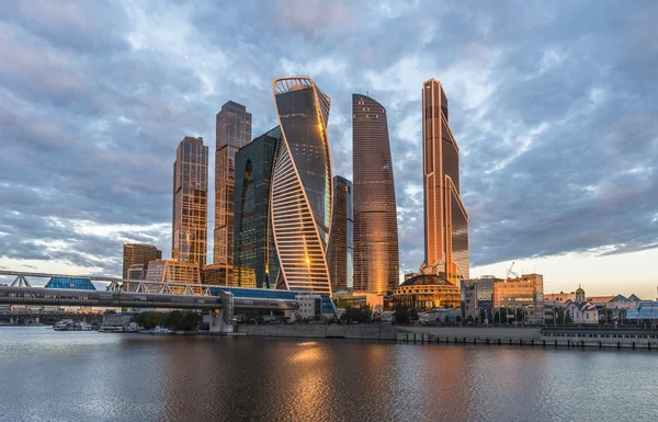 Centro de negócios Moscow City ao nascer do sol . — Fotografia de Stock