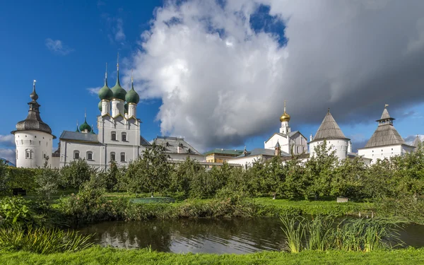 The Metropolitan garden of the Rostov Kremlin. — Stock Photo, Image