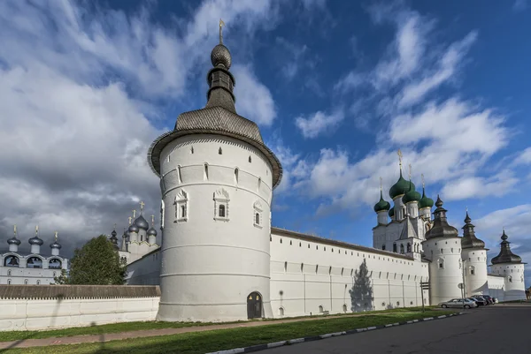 Les tours et les murs du Kremlin de Rostov . — Photo