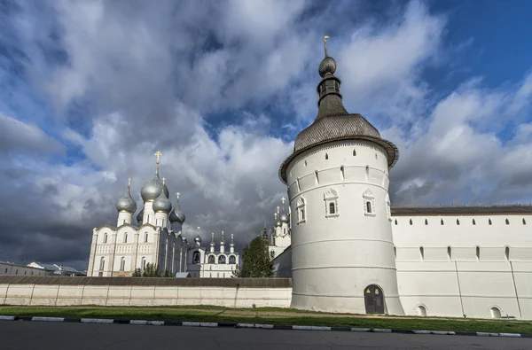 Les tours et les murs du Kremlin de Rostov . — Photo