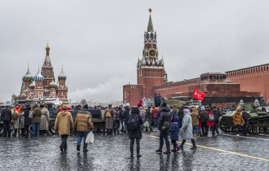 Sergi, Moskova Kızıl meydanında askeri teçhizat.