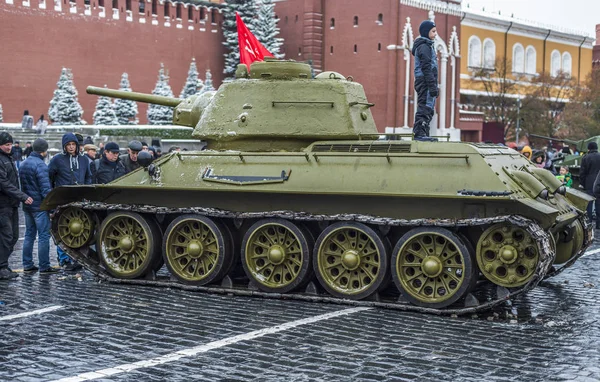 Esposizione di attrezzature militari su piazza rossa in Mosca . — Foto Stock