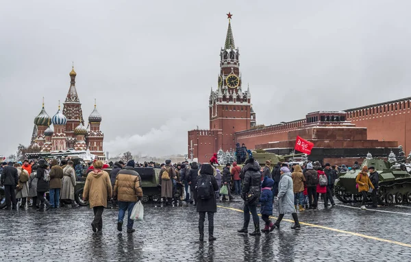 Sergi, Moskova Kızıl meydanında askeri teçhizat.