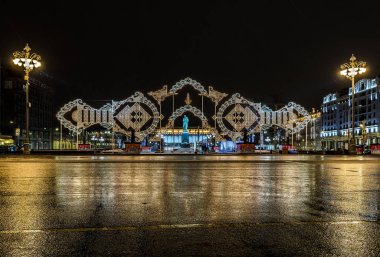 Yeni yıl ve Noel aydınlatma dekorasyon şehir. Rusya, 