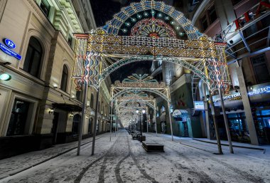 Yeni yıl ve Noel aydınlatma dekorasyon şehir. Rusya, 