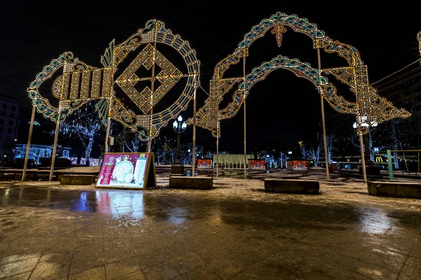 Año Nuevo y decoración de la iluminación de Navidad de la ciudad. Rusia , — Foto de Stock