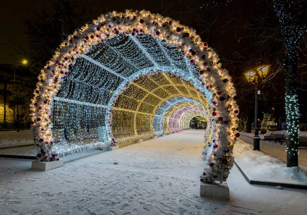 Año Nuevo y decoración de la iluminación de Navidad de la ciudad. Rusia , — Foto de Stock