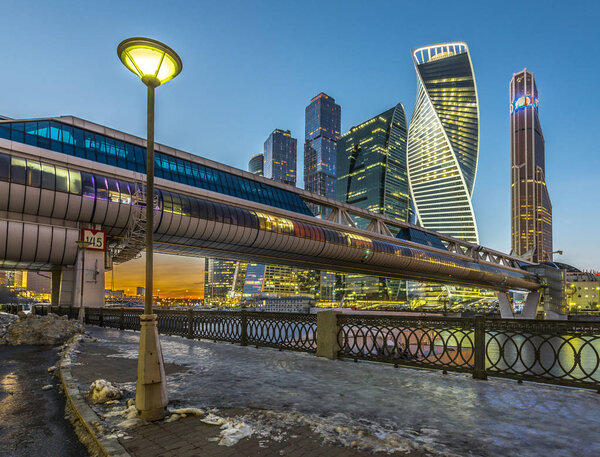 Пешеходный мост Багратион зимой в сумерках
.