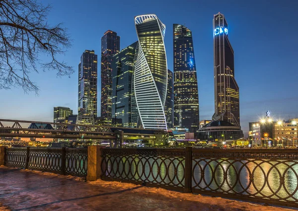 Centro de negócios Moscou-cidade ao entardecer . — Fotografia de Stock